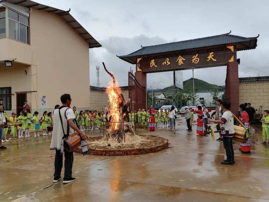 红河研学篝火晚会