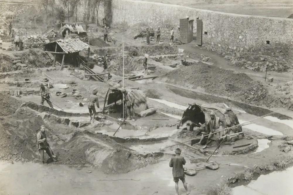 1920年代个旧锡矿内的场景，图中正在进行洗矿流程