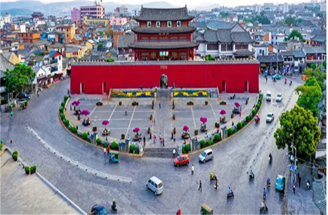 艺术建筑在红河楼台岂随烟雨去，碧瓦青砖是沧桑。一砖一瓦之间，有着不尽的寒暑，和红河千百年来的阵阵喧嚣。