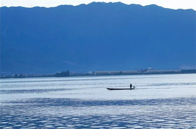 夕阳下的大屯海 水天一色美如画