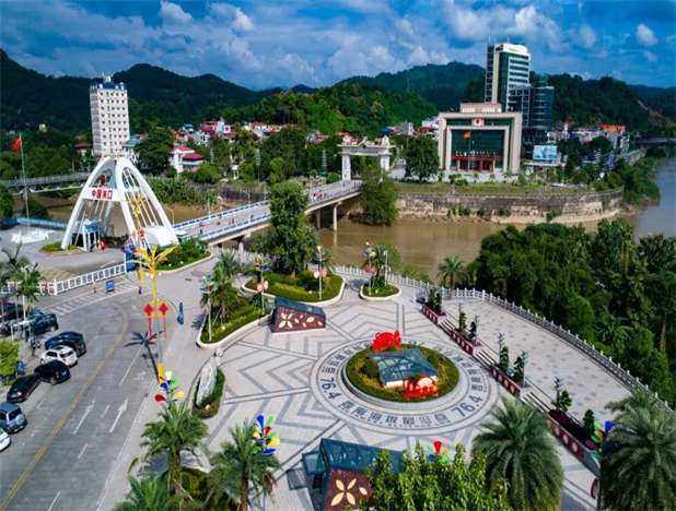 红河定制旅游；红河研学旅行；【“兔”乐新春游红河】长街宴、花山节、烟花秀...今年春节好去处